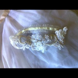 White Bridal wedding garter embroidered lace NWOT